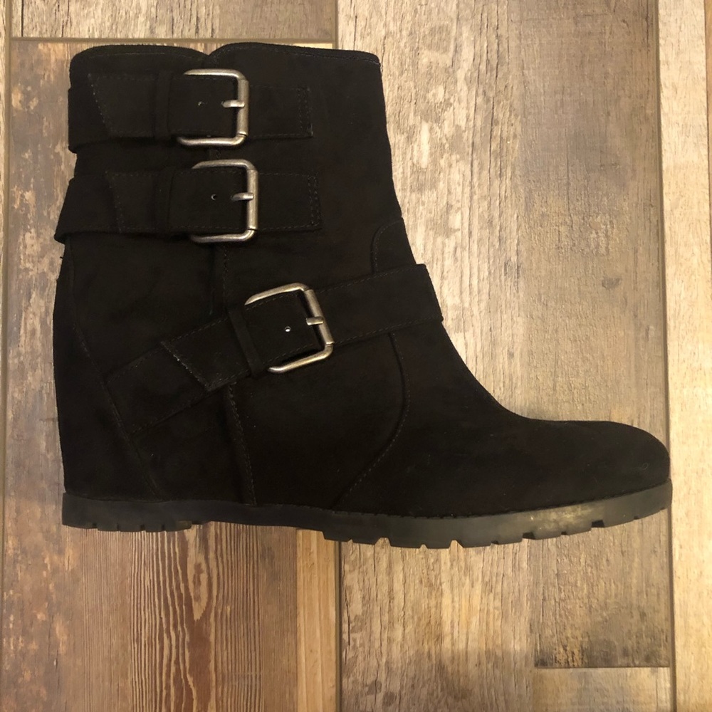 EUC!  Women’s Suede Wedge w/ functional zipper.